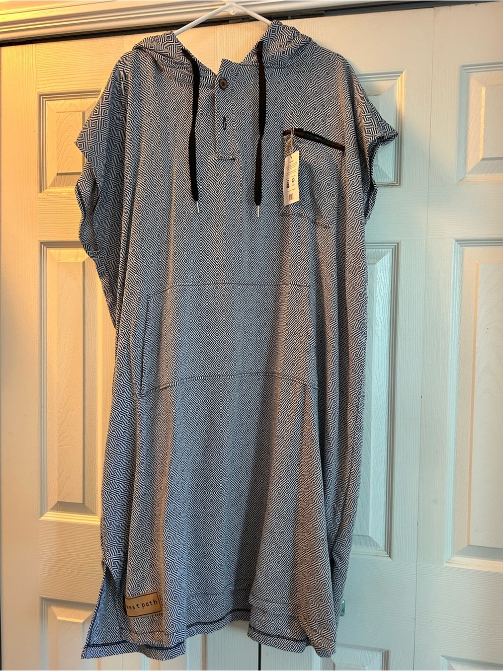 West Path Blue/Gray and White Diamond Print Hooded Short-Sleeve Poncho/Blanket